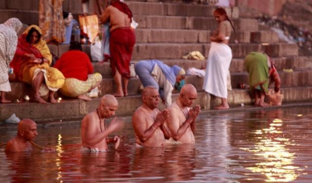 泛亚电竞在印度“圣河”边上早上都会有人练瑜伽大多是纯正的印度男子(图1)