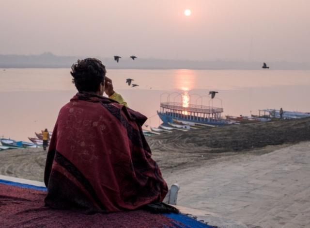 泛亚电竞在印度“圣河”边上早上都会有人练瑜伽大多是纯正的印度男子(图4)