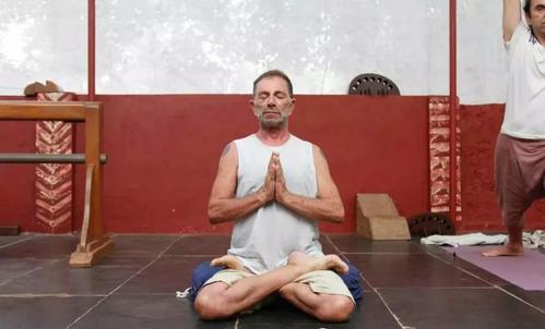 泛亚电竞印度瑜伽大师自称数十年不吃喝不如厕直到有人偷偷装了监控(图1)
