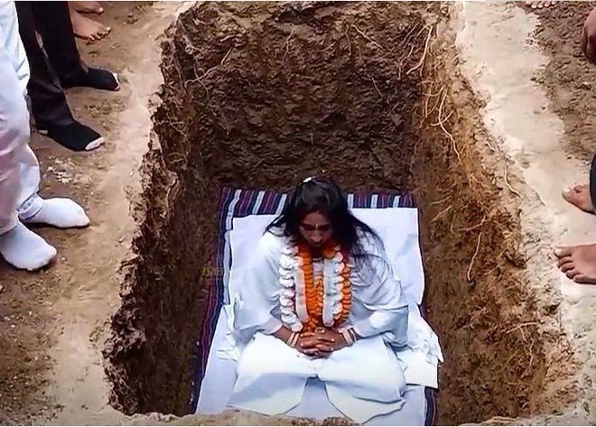 泛亚电竞印度恐怖的成年礼仪式女孩被埋进坑里3天举行后才能嫁人(图2)