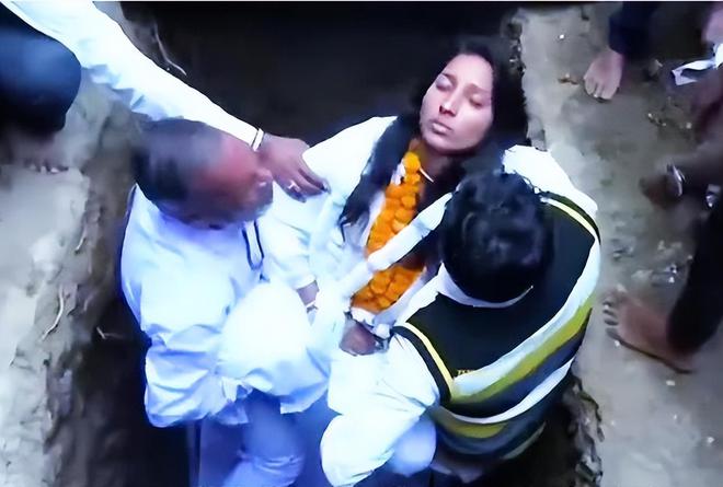泛亚电竞印度恐怖的成年礼仪式女孩被埋进坑里3天举行后才能嫁人(图3)