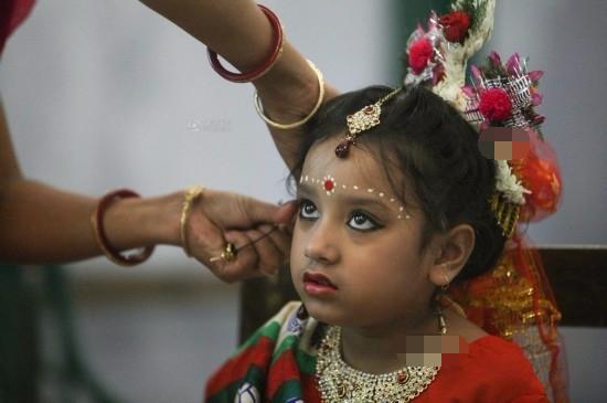 印度“庙妓”悲惨生活未满十岁少女被父母送去沦为僧泛亚电竞侣玩物(图4)