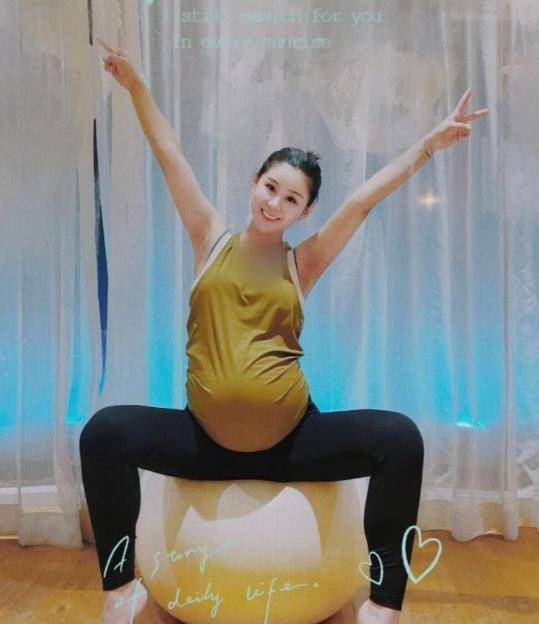 泛亚电竞36岁李小萌失眠练瑜伽即将临盆肚子下垂明显双腿浮肿好辛苦(图2)