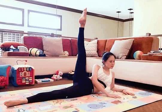 泛亚电竞带你参观佟大为住的豪宅老婆经常在家里练瑜伽内部装修很豪华(图1)