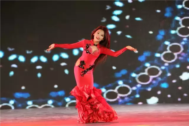 她只有11岁跳了7年的肚泛亚电竞皮舞(图11)