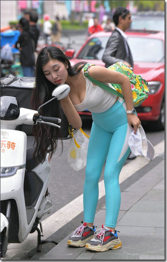 泛亚电竞小姐姐穿薄荷蓝瑜伽裤运动感十足彰显美好身材(图3)