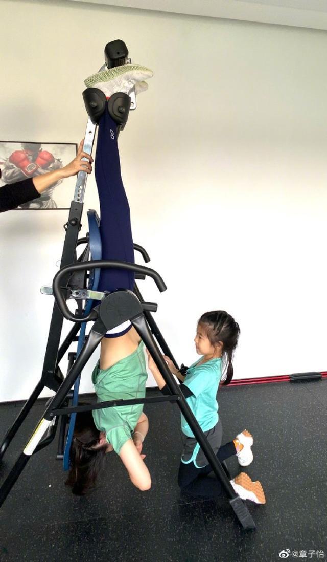 章子怡携女儿做亲子瑜伽5岁醒醒与妈妈一起秀劈叉柔韧度超强泛亚电竞(图7)