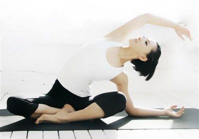 瑜伽尴尬动作高清图片 瑜泛亚电竞伽体能训练动作(图1)