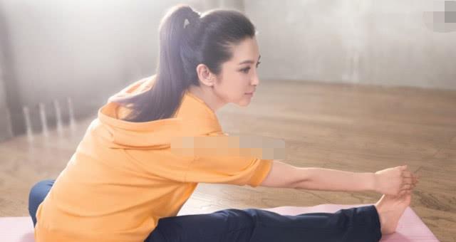 46岁李冰冰练瑜伽看到她的紧身裤下的腿泛亚电竞(图1)