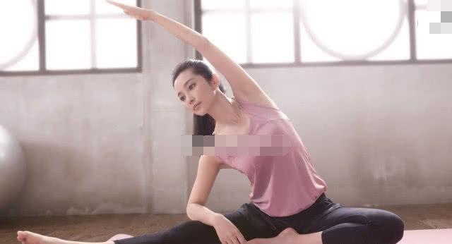 46岁李冰冰练瑜伽看到她的紧身裤下的腿泛亚电竞(图2)