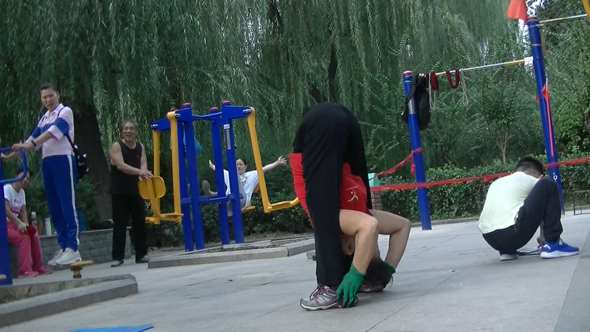 泛亚电竞郑州62岁大妈街头练柔术花式“一字马”看呆路人(图2)