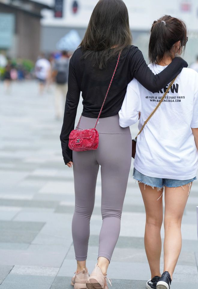 泛亚电竞小姐姐这是有多自信穿紧身瑜伽裤+黑色T恤外出都羞涩的不让拍(图2)