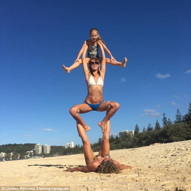 泛亚电竞澳两女子海滩练习双人瑜伽 动作高难如同杂技(图1)