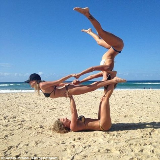 泛亚电竞澳两女子海滩练习双人瑜伽 动作高难如同杂技(图2)