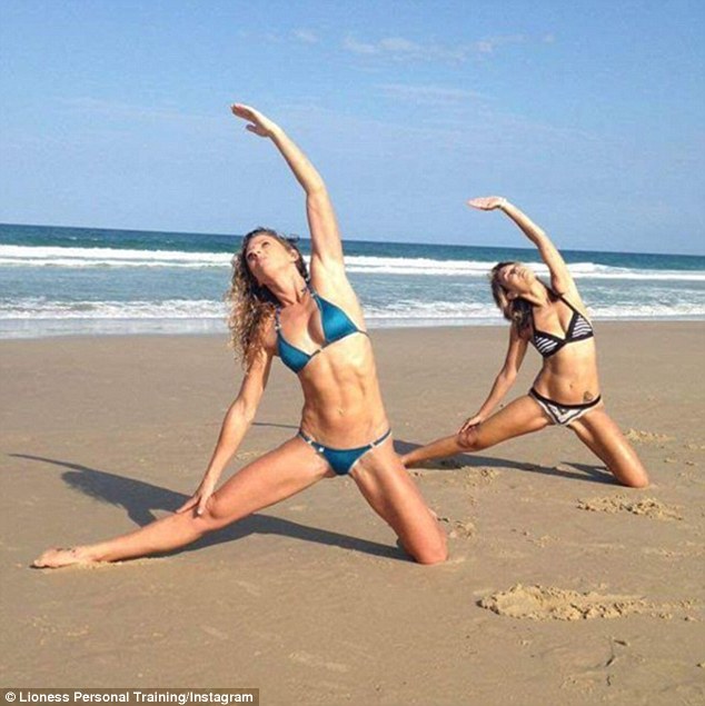 泛亚电竞澳两女子海滩练习双人瑜伽 动作高难如同杂技(图5)