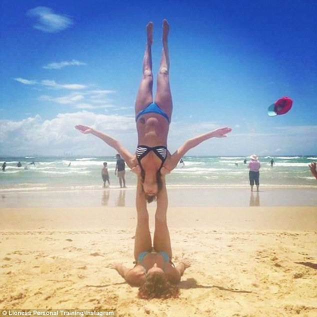 泛亚电竞澳两女子海滩练习双人瑜伽 动作高难如同杂技(图6)