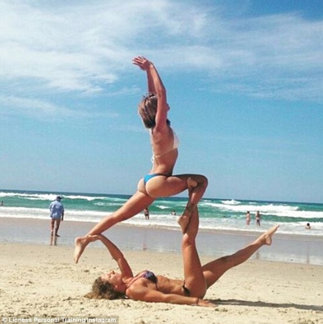 泛亚电竞澳两女子海滩练习双人瑜伽 动作高难如同杂技(图7)