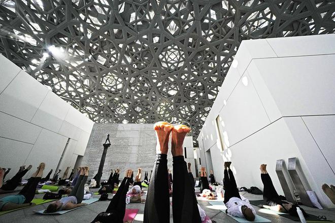 泛亚电竞【图集】登上伦敦眼躺进博物馆：全球爱好者庆祝国际瑜伽日(图1)