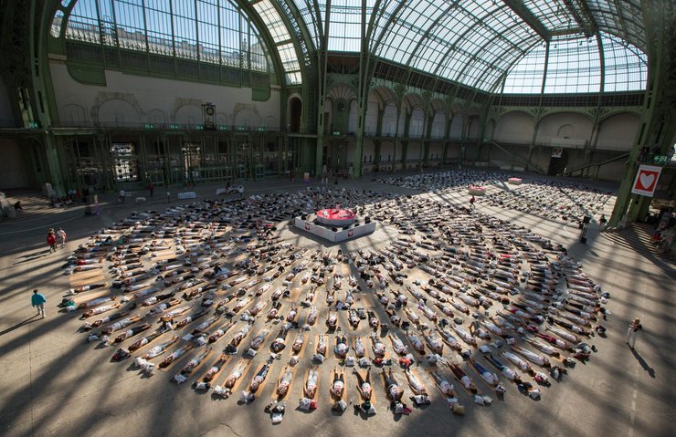 法国2000多瑜伽爱好者自发集体练瑜伽背后的原因让人感动泛亚电竞(图2)