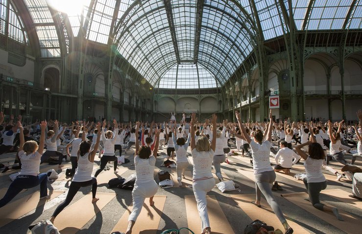法国2000多瑜伽爱好者自发集体练瑜伽背后的原因让人感动泛亚电竞(图3)