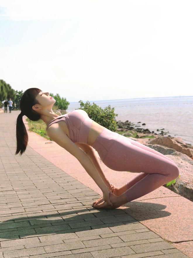 泛亚电竞穿瑜伽裤的小姐姐们可以很轻松地做一些高难度动作(图1)