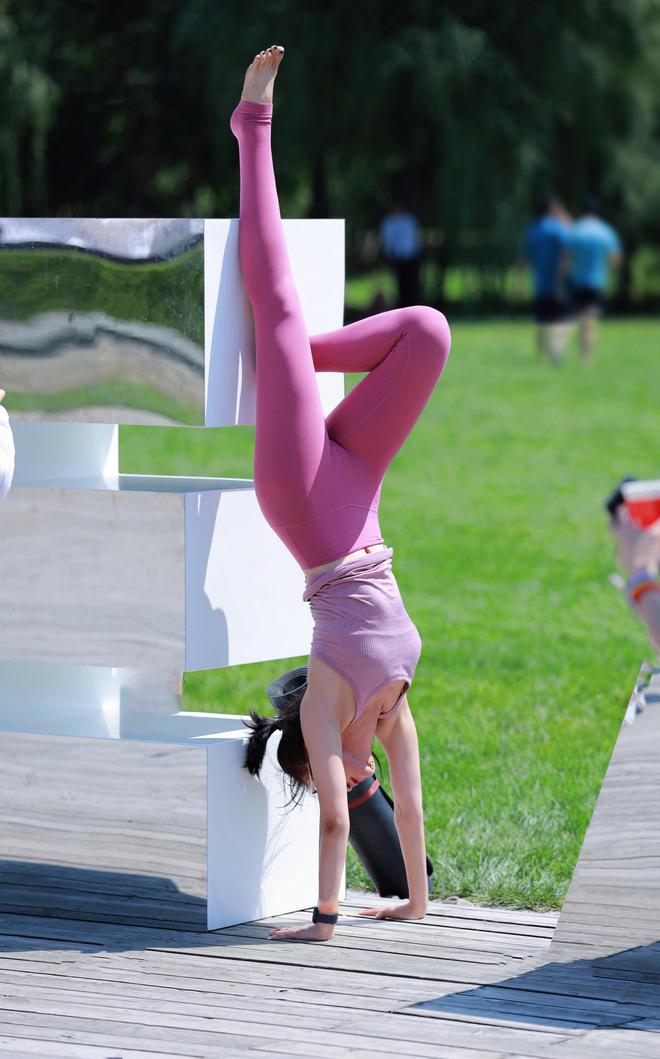 泛亚电竞穿瑜伽裤的小姐姐们可以很轻松地做一些高难度动作(图2)