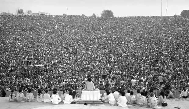 泛亚电竞51年前印度瑜伽大师在举世闻名的音乐节上“治愈”了所有人：去创造世界而不是破坏它(图2)