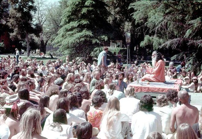 泛亚电竞51年前印度瑜伽大师在举世闻名的音乐节上“治愈”了所有人：去创造世界而不是破坏它(图5)