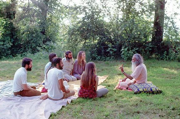 泛亚电竞51年前印度瑜伽大师在举世闻名的音乐节上“治愈”了所有人：去创造世界而不是破坏它(图6)
