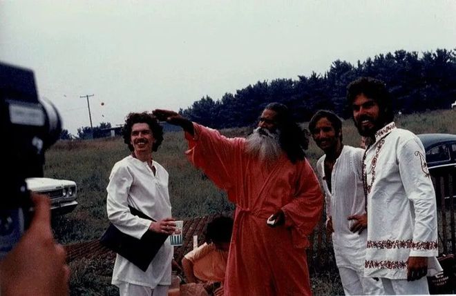 泛亚电竞51年前印度瑜伽大师在举世闻名的音乐节上“治愈”了所有人：去创造世界而不是破坏它(图12)