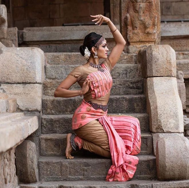 泛亚电竞仙气弥漫的古印度舞几遍看完涤荡心灵(图2)