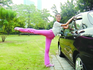 泛亚电竞美女司机教瑜伽 锻炼腿部柔韧性(图2)
