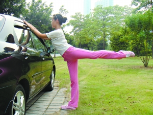 泛亚电竞美女司机教瑜伽 锻炼腿部柔韧性(图1)