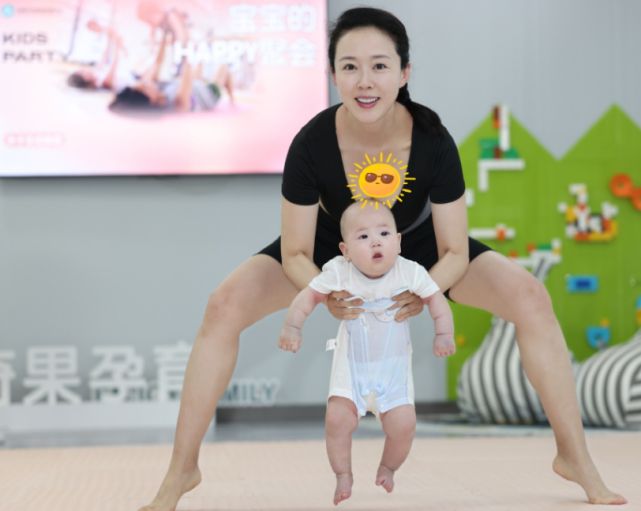 泛亚电竞颜丹晨带3个月大儿子练瑜伽恩宝表情淡定母子配合默契好有爱(图2)