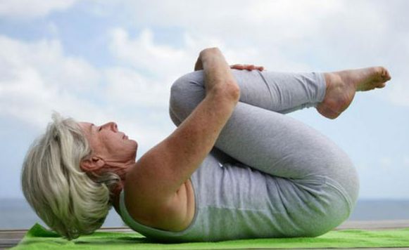 泛亚电竞一项更适合钟老年人的运动：瑜伽让你年轻有活力气质好(图1)