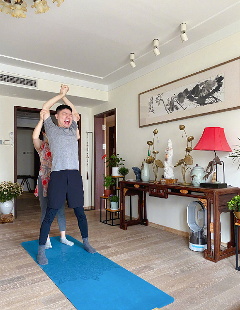 33岁丁俊晖近况：与妻子在泛亚电竞家练瑜伽表情痛苦中式英文令人发笑(图3)