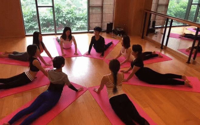 趁女学员趴着练瑜珈印度男子伸进女学员内衣泛亚电竞里猥亵还大叫nice(图1)