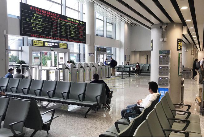 泛亚电竞街电独家服务广州白云机场空港快线安全便捷为旅客打造满电旅途(图2)
