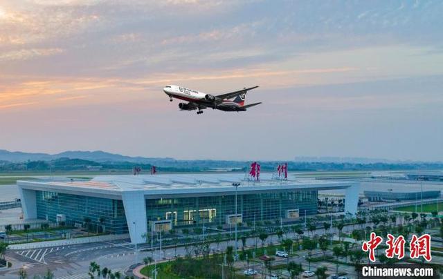 泛亚电竞聚焦中国高质量发展）亚洲首个专业货运机场投运一年：枢纽功能渐显现(图1)