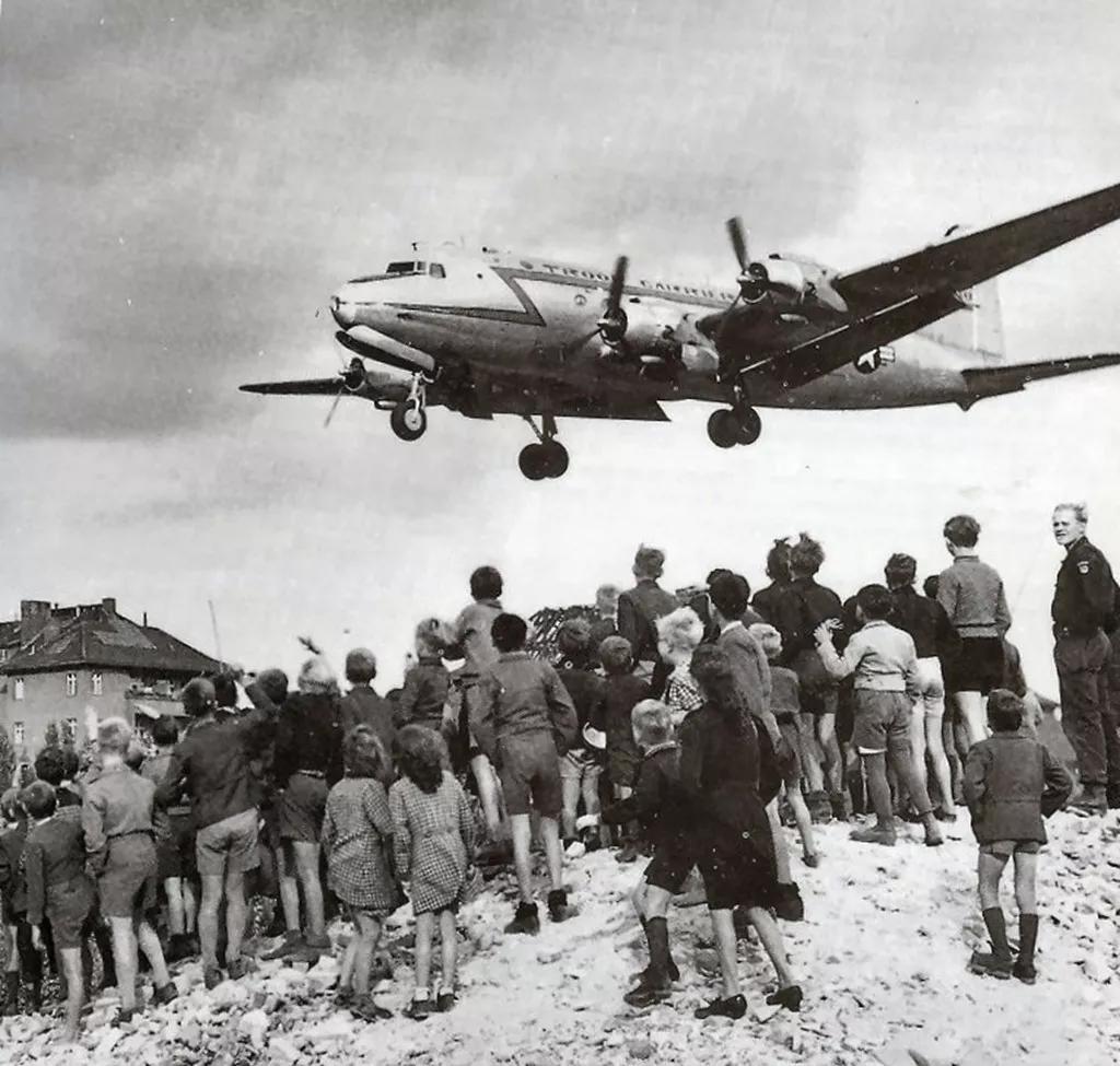 航空百科 发生在二战后的“柏林空运”当时有何意义？泛亚电竞(图2)
