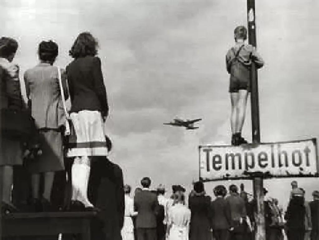 航空百科 发生在二战后的“柏林空运”当时有何意义？泛亚电竞(图5)