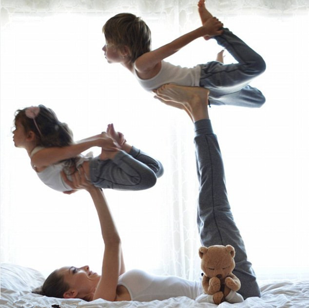 泛亚电竞年轻辣妈带着儿子女儿一起练高瑜伽画面简直美哭了(图2)