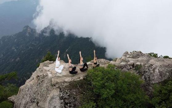 活久见4名女子在海拔2000米的悬崖上大现身材不泛亚电竞要这样刺激！(图3)