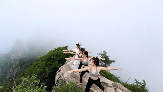 活久见4名女子在海拔2000米的悬崖上大现身材不泛亚电竞要这样刺激！(图4)