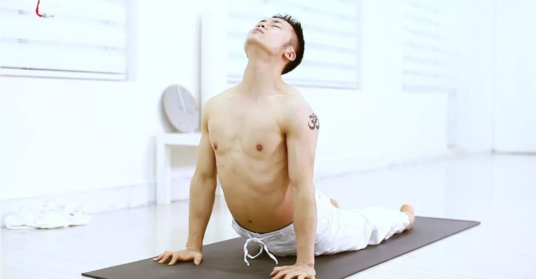 泛亚电竞瑜伽名师占新华：从演员、歌手到智慧流瑜伽的创始人(图2)