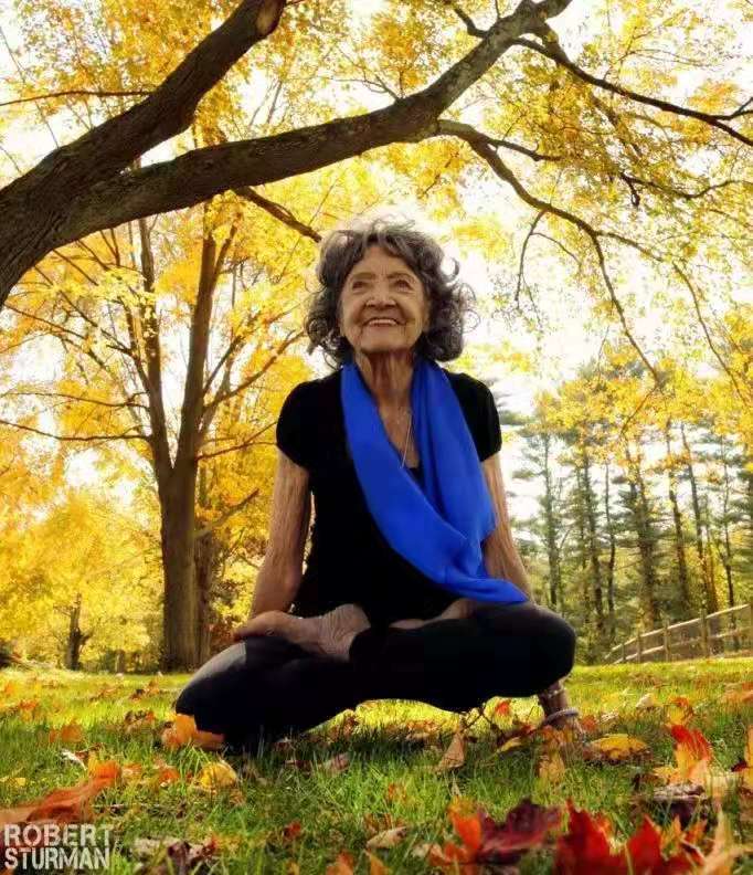 泛亚电竞90多岁还在坚持授课的瑜伽大师们一个比一个长寿(图1)