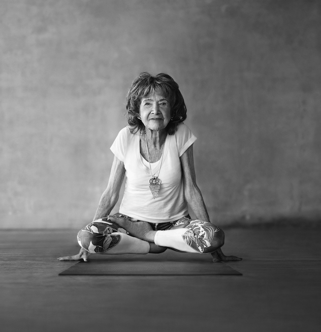 泛亚电竞90多岁还在坚持授课的瑜伽大师们一个比一个长寿(图7)