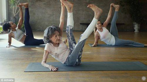 泛亚电竞90多岁还在坚持授课的瑜伽大师们一个比一个长寿(图8)
