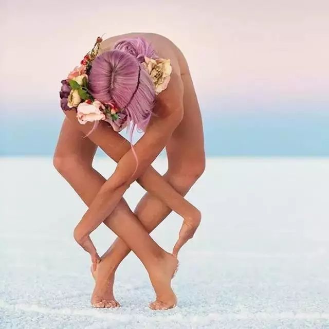 泛亚电竞一组瑜伽“裸照”让她走出了抑郁症、被的阴影激励了无数人！(图1)