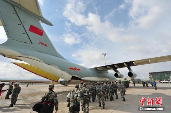 泛亚电竞中国空军再派6架飞机空运援助尼泊尔救灾物资(图1)